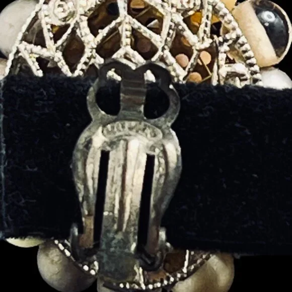 Vintage Gold Tone Oval Beaded Clip On Earrings (5251) - Picture 6 of 7